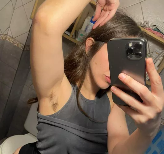 A bit of hairy armpits here, for a change. 