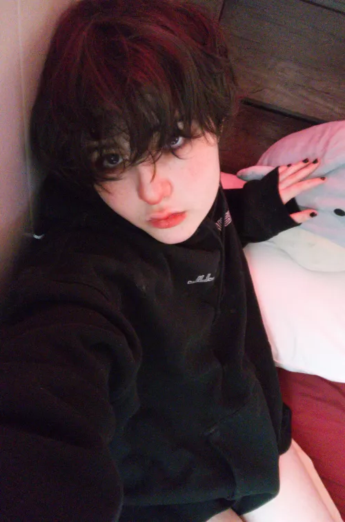 blushing femboy >////<