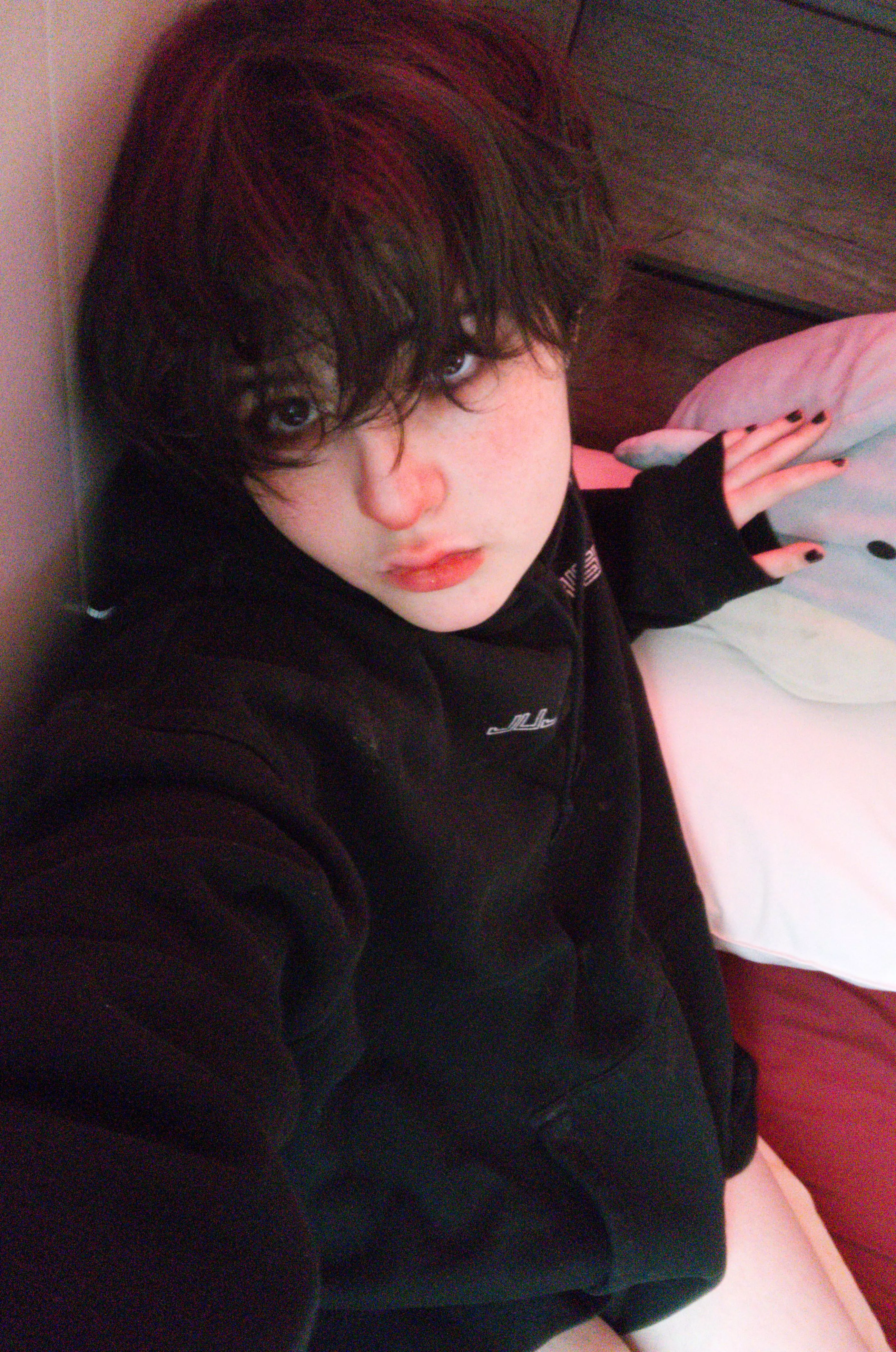 blushing femboy >////<