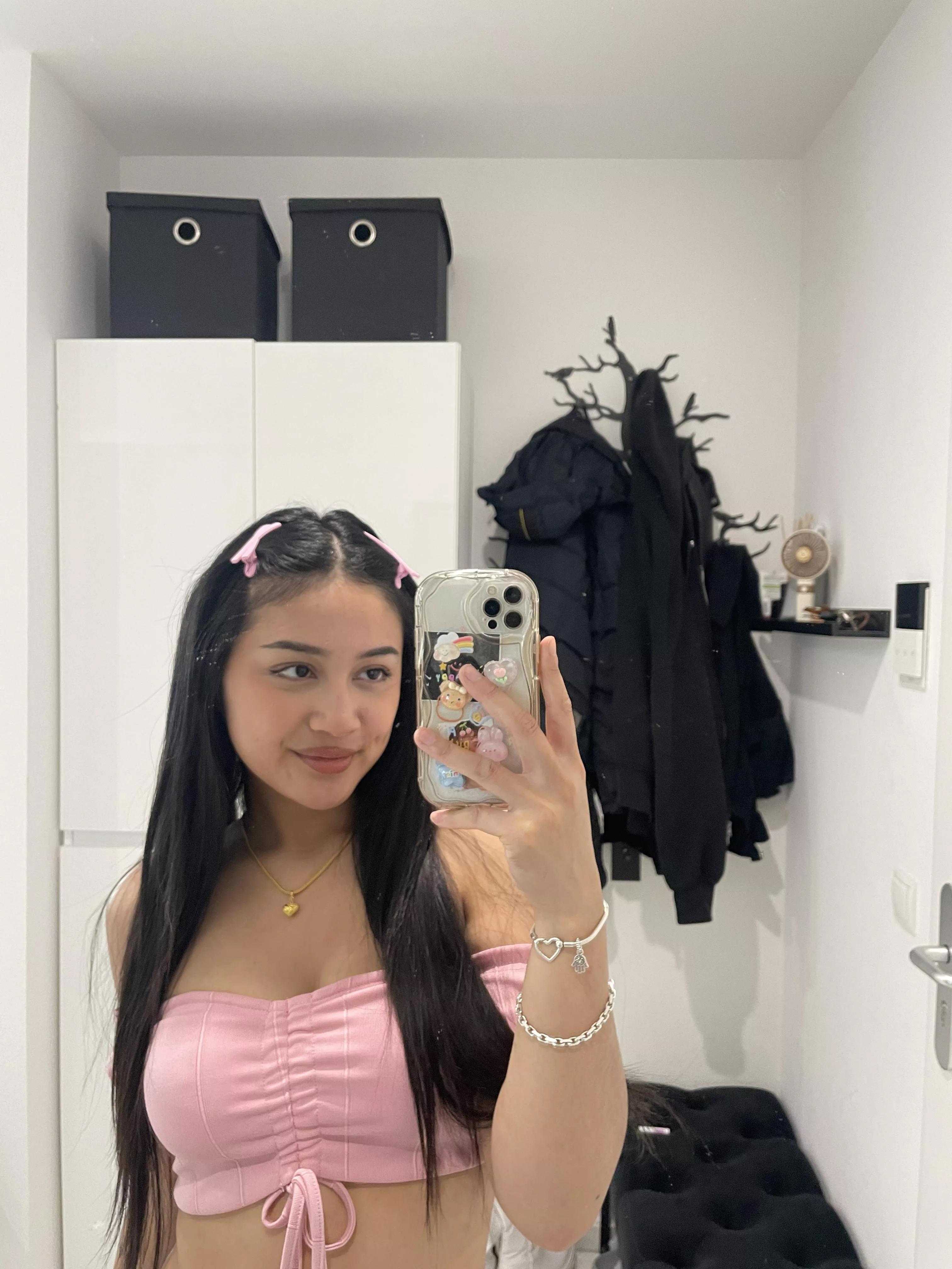 do oyu think pink suits me ?