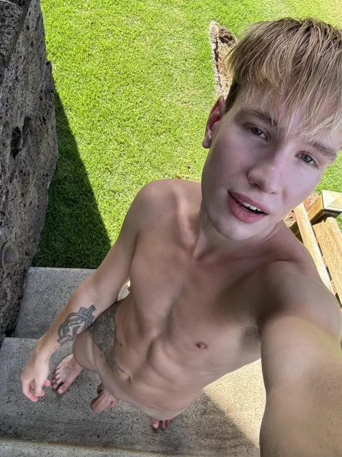 I'm bored alone and want to sunbathe with a friend