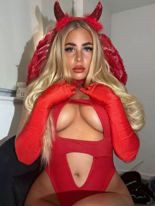 Anyone into younger blondes with perky tits F24
