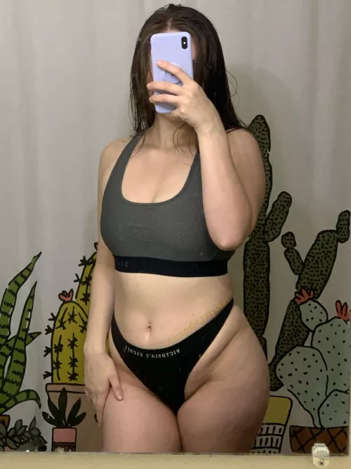 I bet you can't keep your hands off these juicy hips