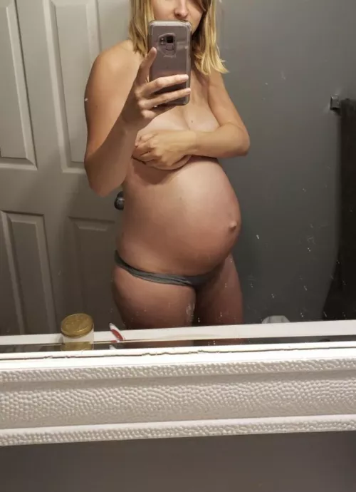 I love how full and heavy my tits get while I'm pregnant!