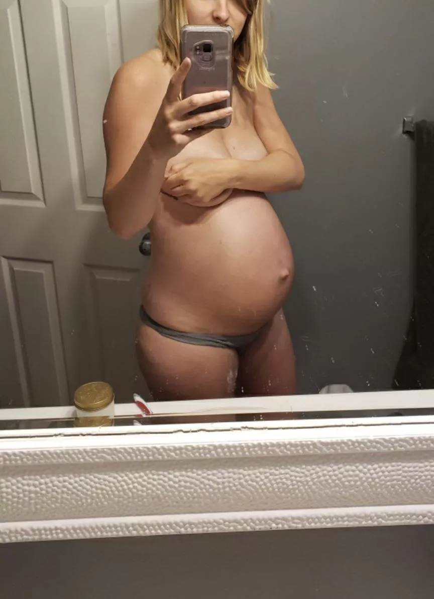 I love how full and heavy my tits get while I'm pregnant!