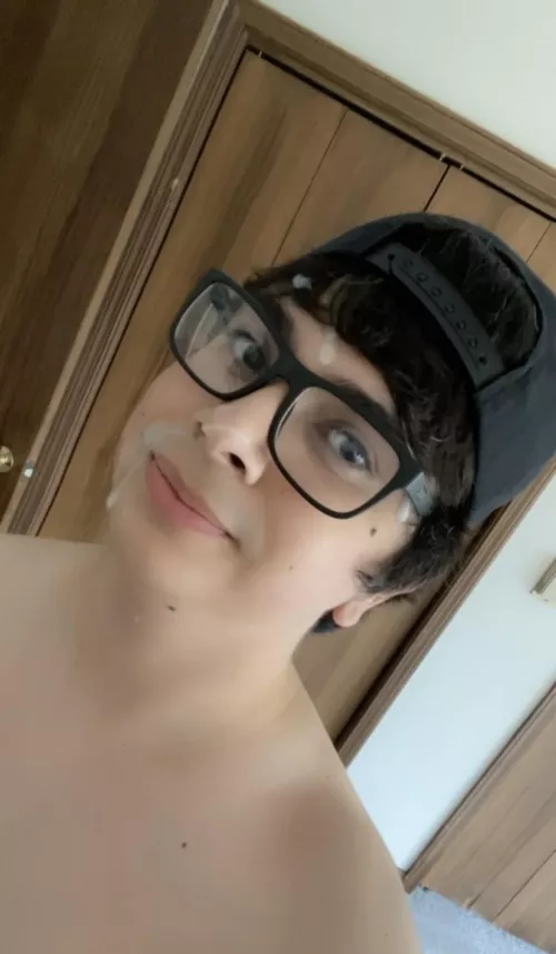 I love letting older daddies cum on my face 😇