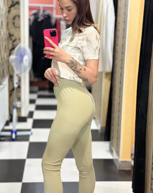 I love taking selfies in the locker room