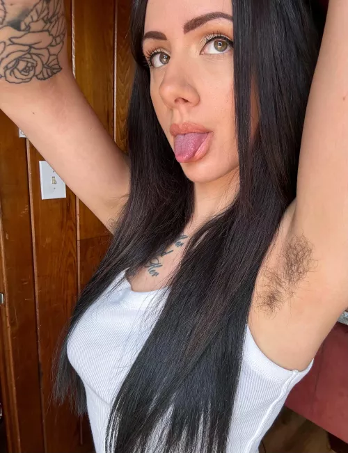 I think my cute little hairy pits are one of my best features. 