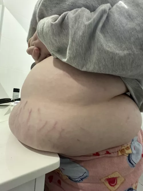 I thought the scale was saying I lost weight until I realised my gut was on the basin 😅