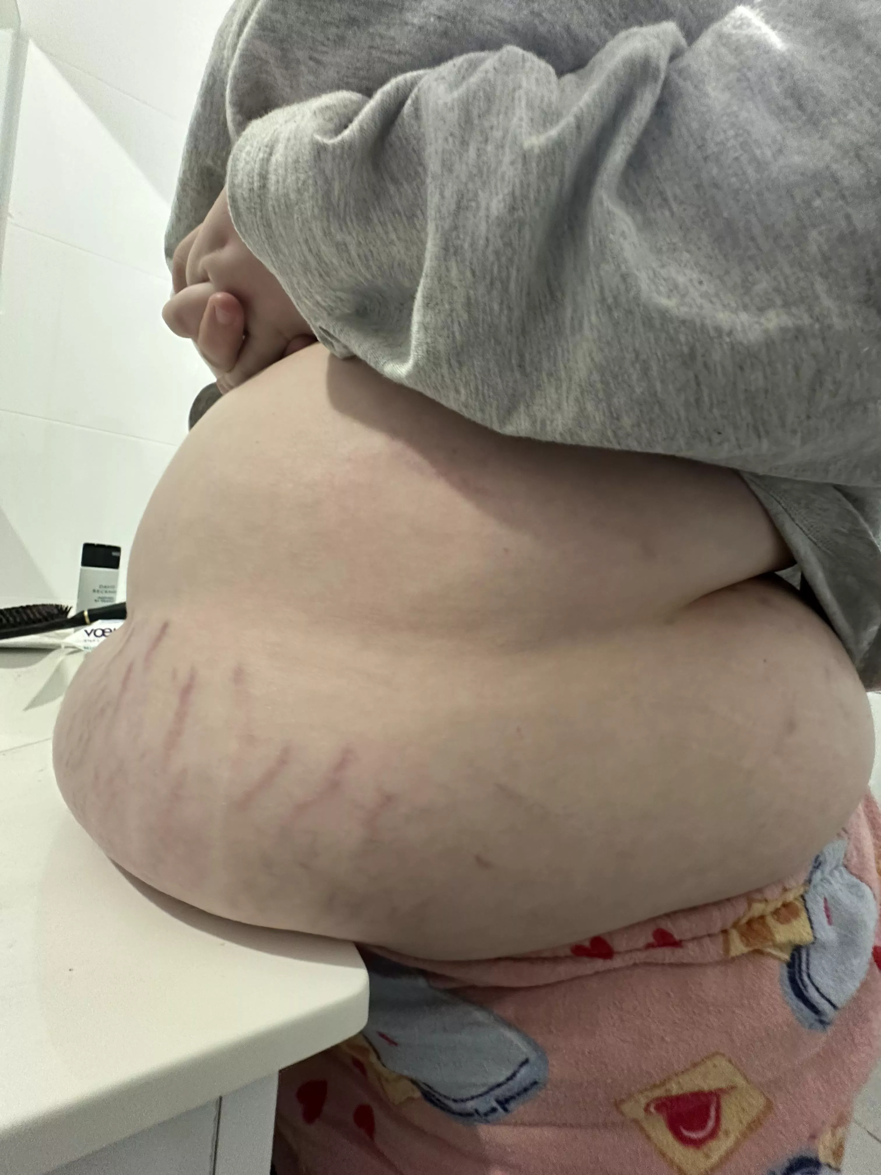 I thought the scale was saying I lost weight until I realised my gut was on the basin 😅