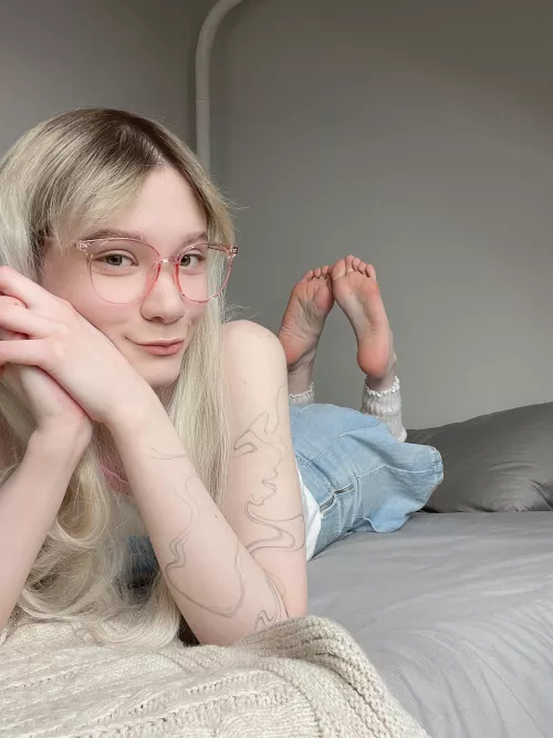 If we talk about what I like... then it's a tongue wrapping my big toe /ᐠ｡ꞈ｡ᐟ\