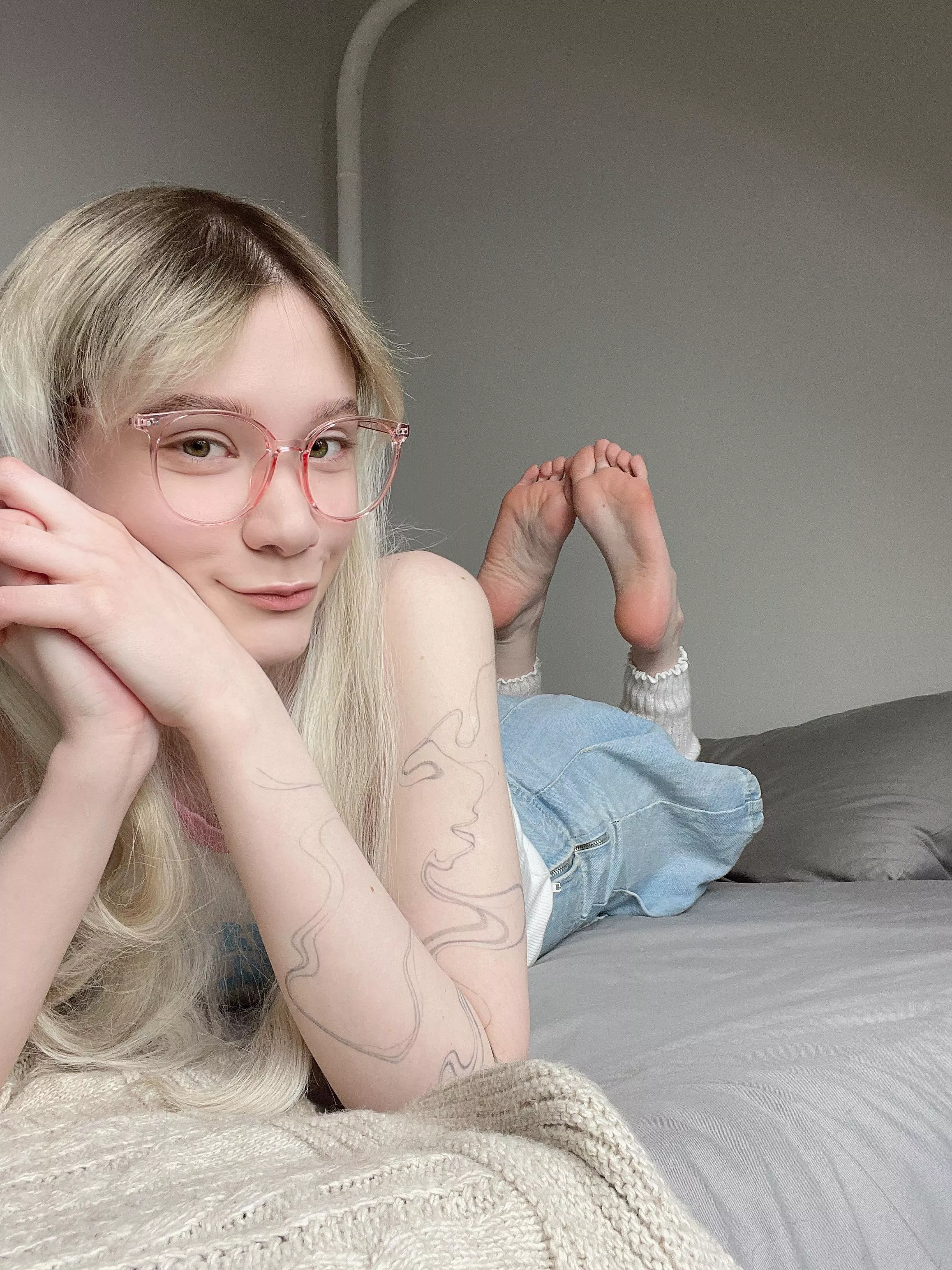 If we talk about what I like... then it's a tongue wrapping my big toe /ᐠ｡ꞈ｡ᐟ\