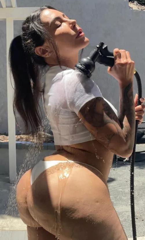 Is her ass natural amd huge??? She natural Kim K?