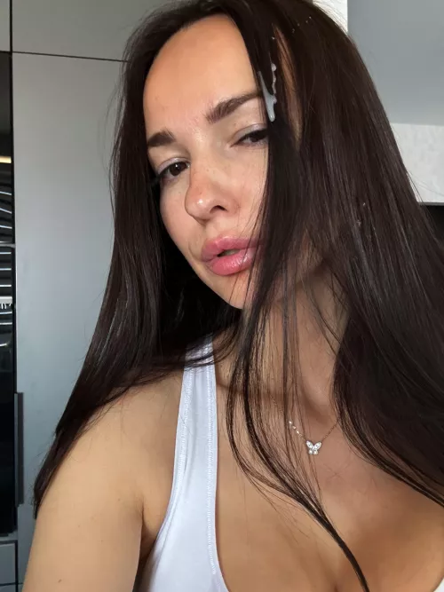 why do most people prefer brunettes