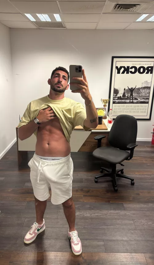 (25)Wanna taste it ?