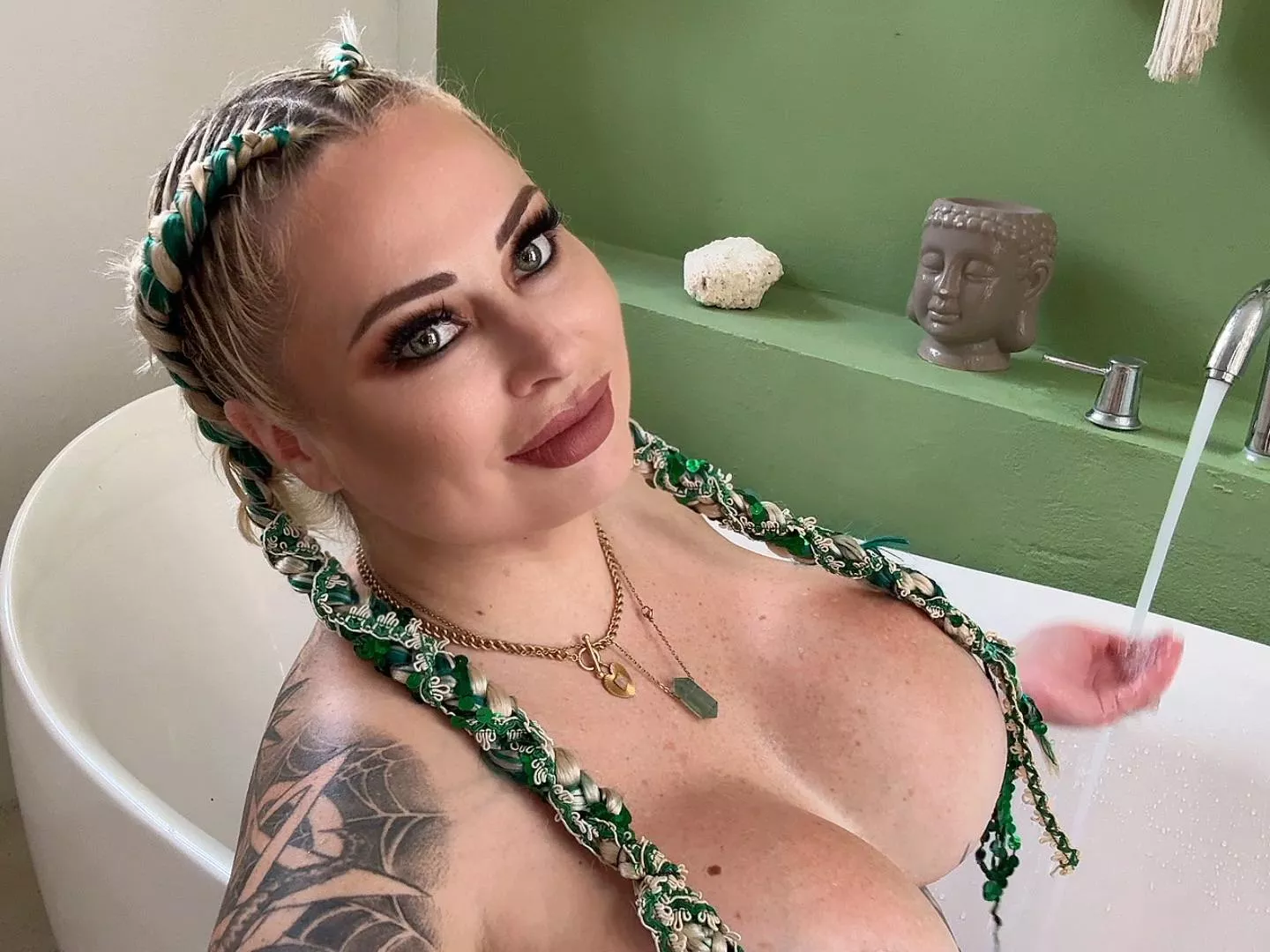 Come fuck me on vacation and pull on these braid