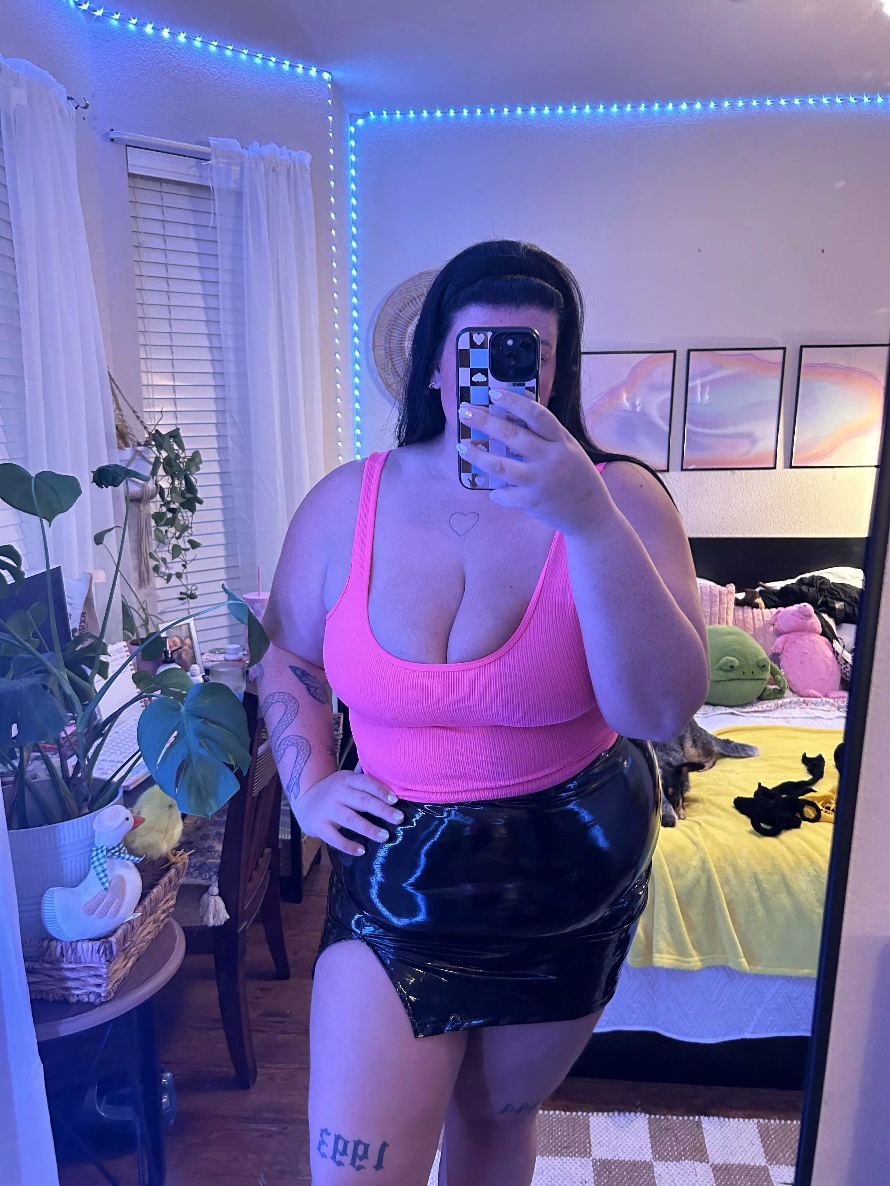 I love a latex skirt. 😩