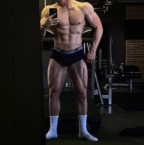 Quads feeling extra veiny after stair training today😎😈 M21