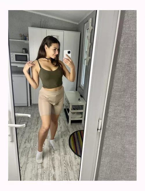 These pqnts are barely holding it