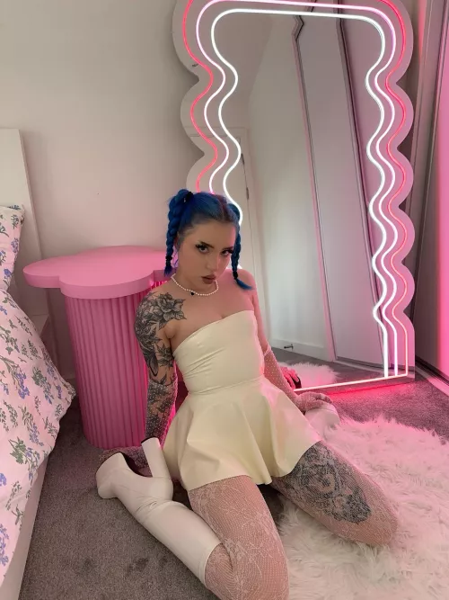 White latex is so underrated 🤍