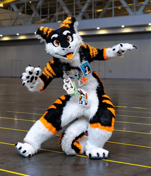 Back home from Anthrocon! It was so much fun goobering around! Hope everyone who went gets home safe! :>