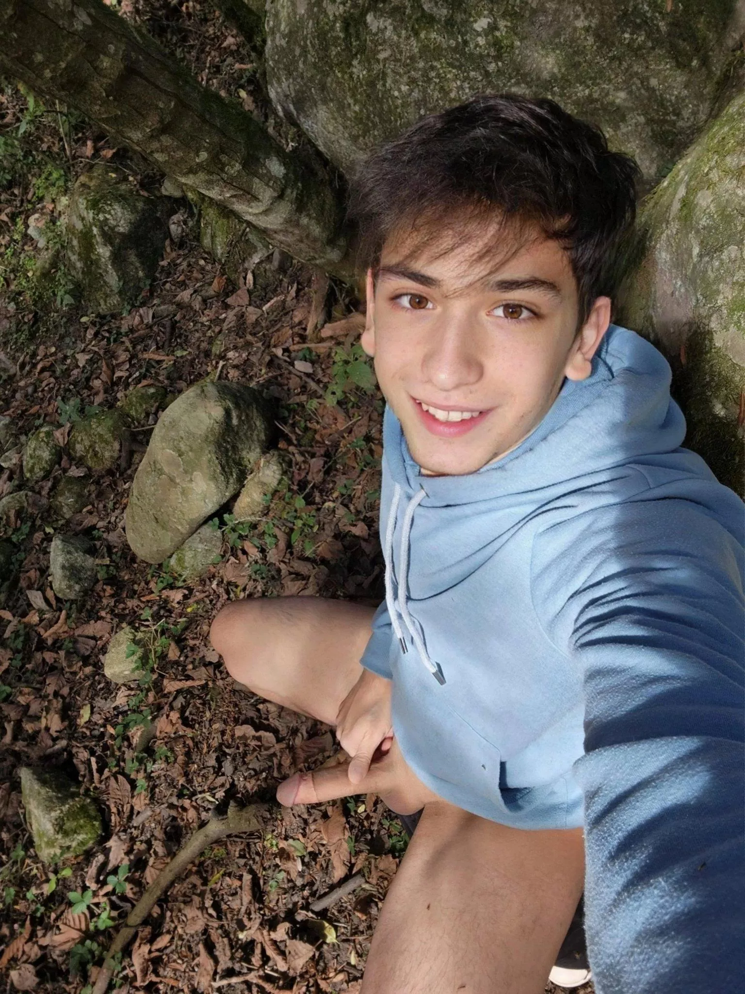 My second time jerking off outdoors in the park.... afraid that someone will discover me but it makes me harder 🥵 what do you think daddy? Did you like it? What do you do if you find me?