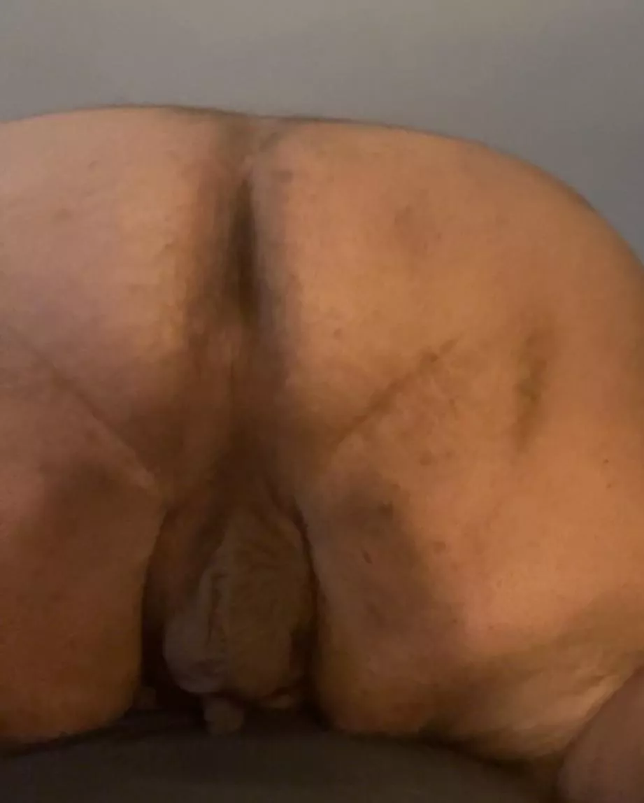 Need more people in my group chat. Need someone to come fuck me