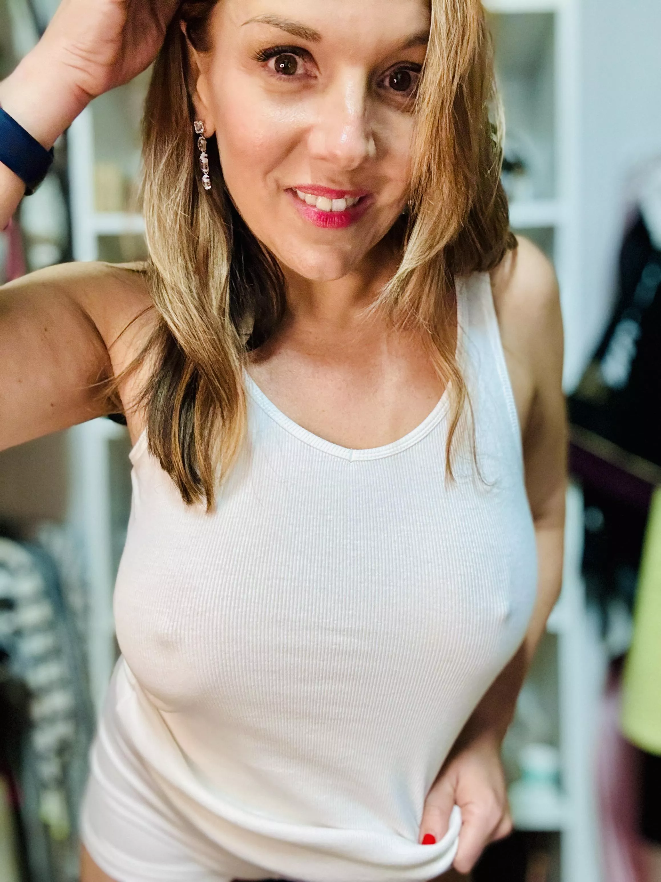 Relaxing Sunday with a white tee