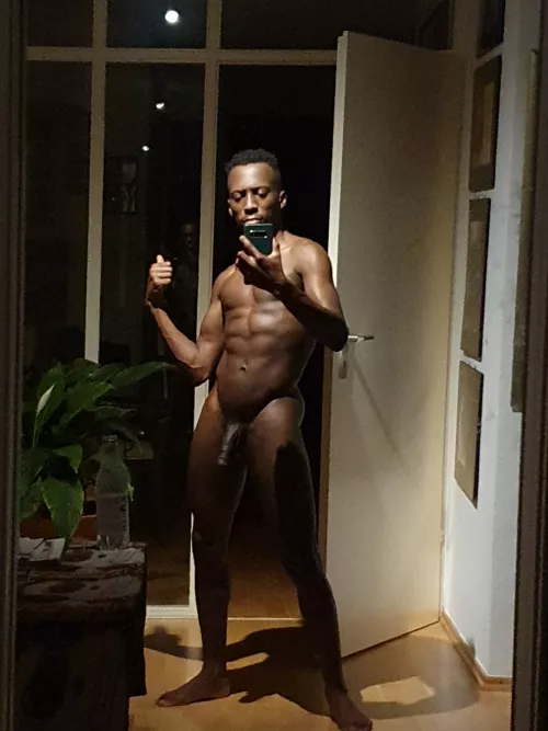 See the V-Line? Now let's make a beeline for the bed 😘