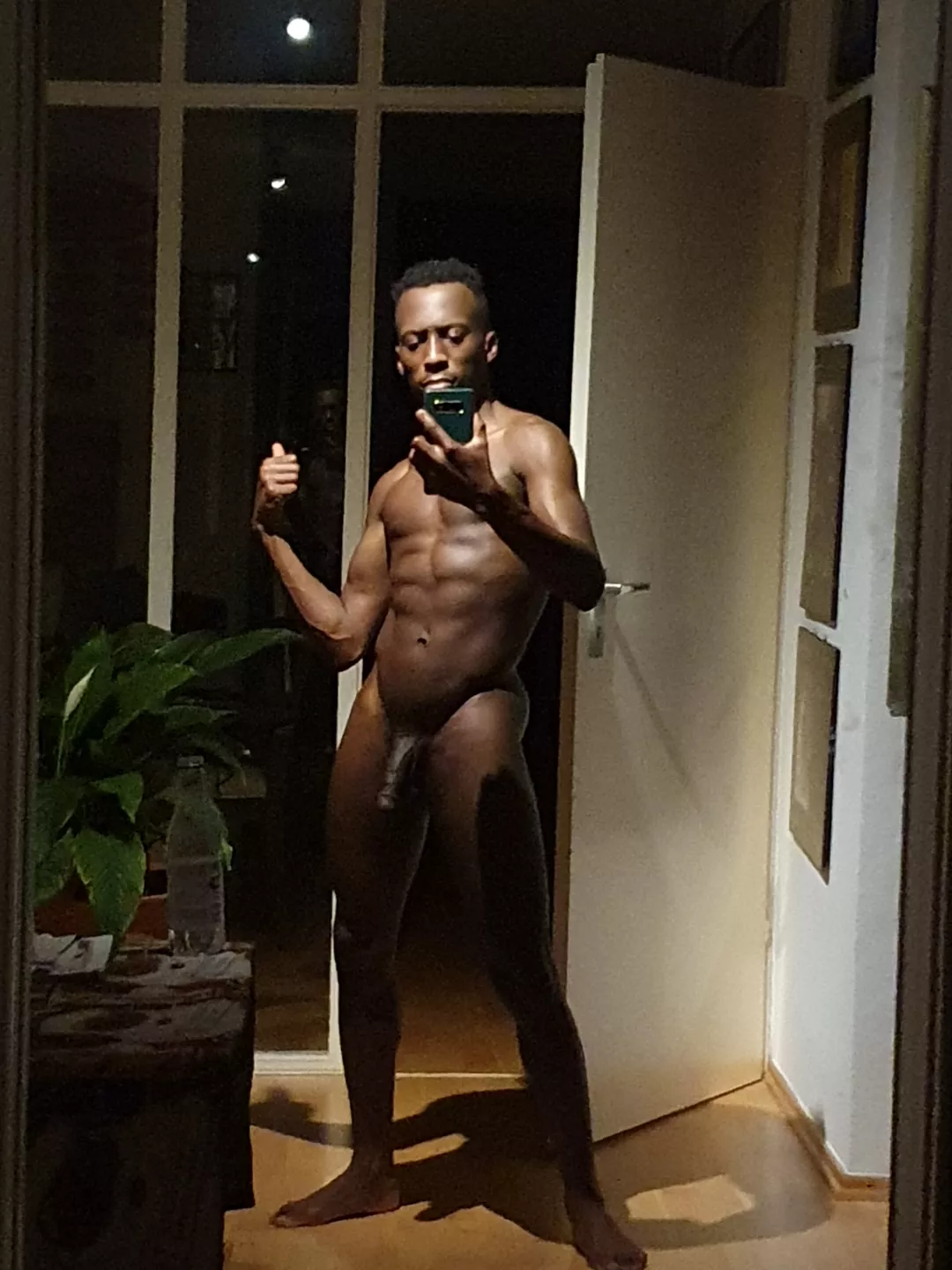 See the V-Line? Now let's make a beeline for the bed 😘