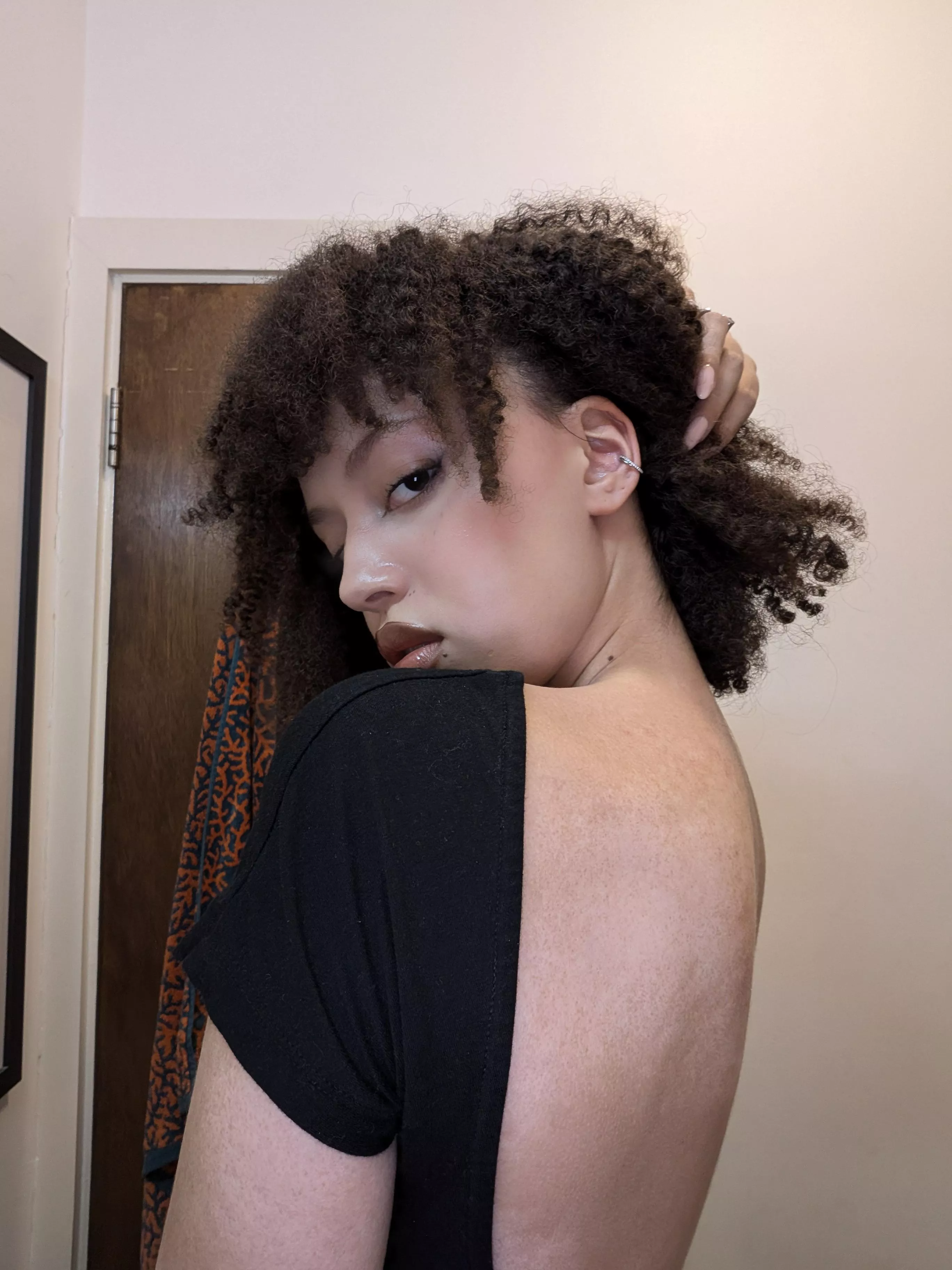 Are you the type that'll hug or kiss me on first dates