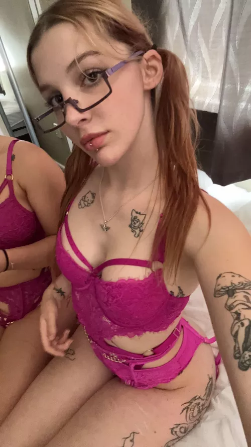 Do hot girls wear glasses?