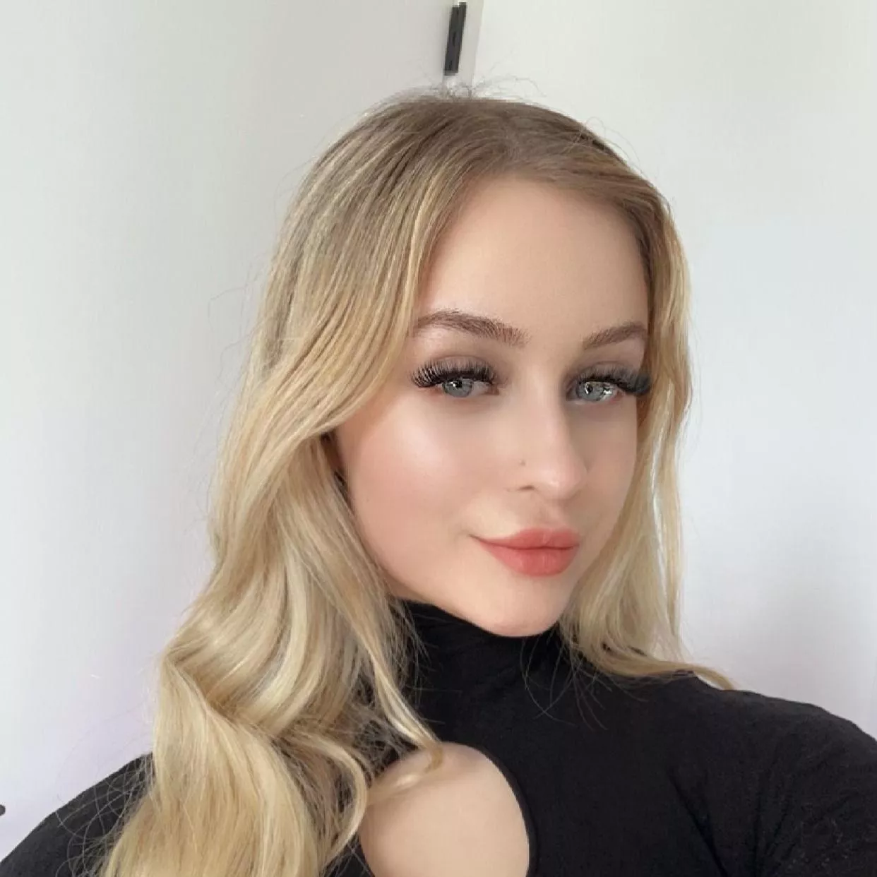 Happy Saturday! Do you like blonde with blue eyes ?