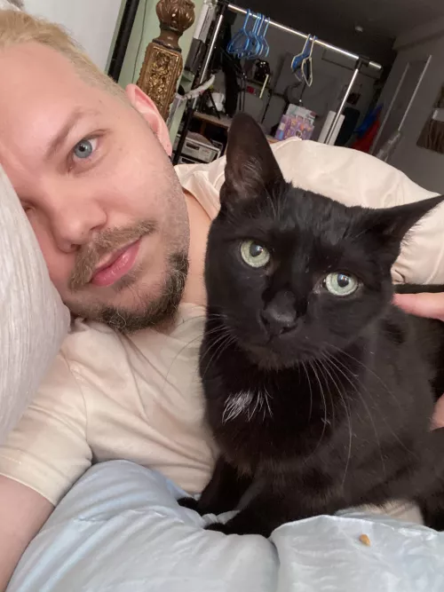 He likes to hang out while I play PS5 🐈‍⬛ who’s playing FF14, DBD, Diablo IV? Or D&D ⚔️ 🧝‍♂️