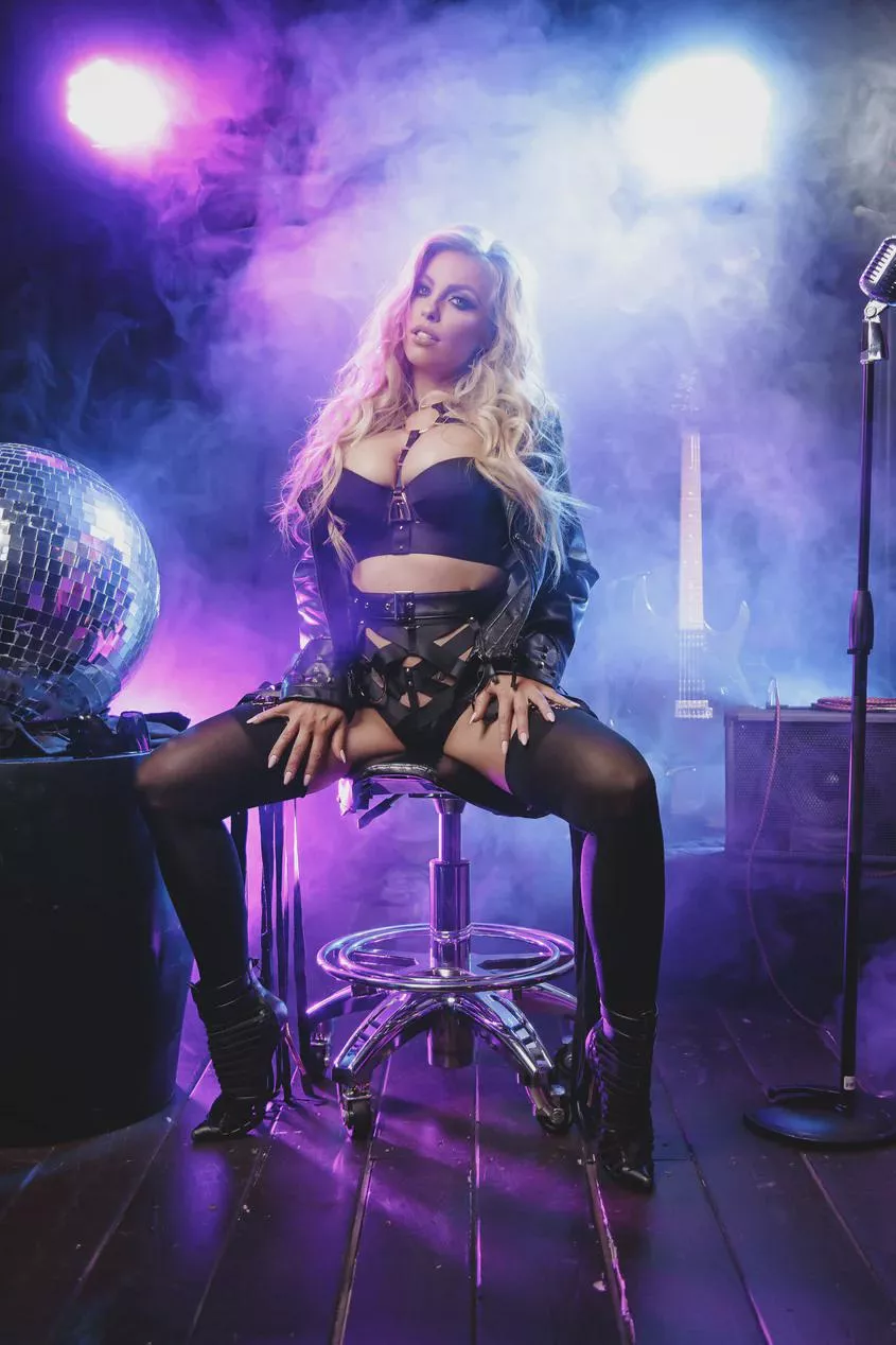 I wanna put my hand where her hands are and my face in between!