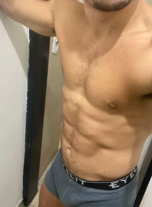 [24] Think you can handle these rock-hard abs? 