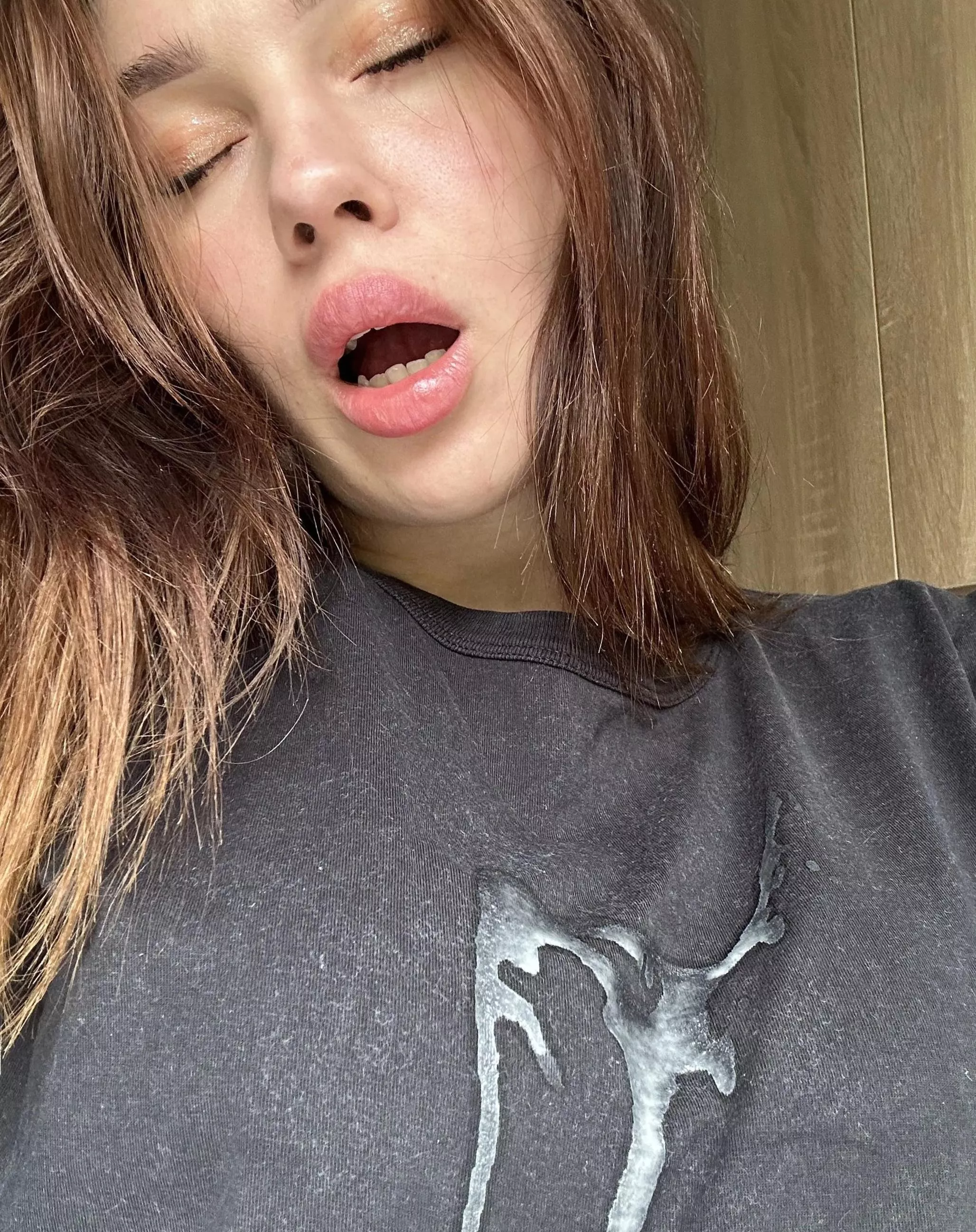 A guy from Tinder stained a fresh T-shirt right in the cafe toilet