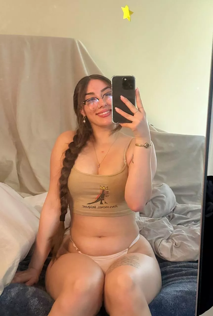 Are older men attracted to Italian chicks with glasses?