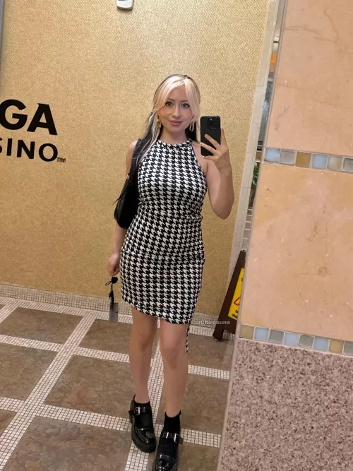 I haven’t worn this dress in forever! I feel like I look like a mom in it. 