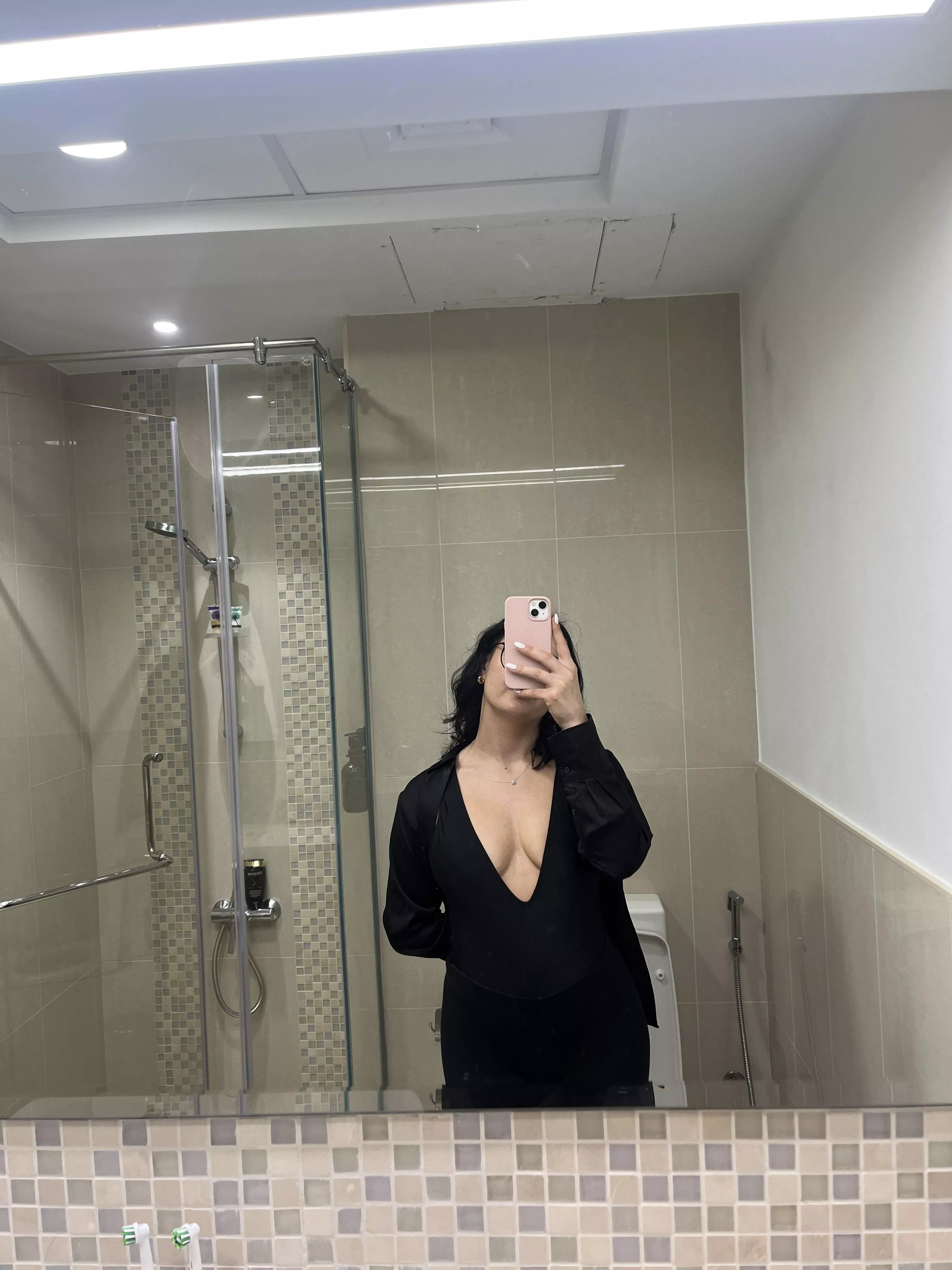 My cleavage will make u hard 😈🍌