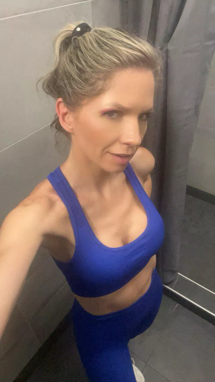 We should hang out tonight(f41)