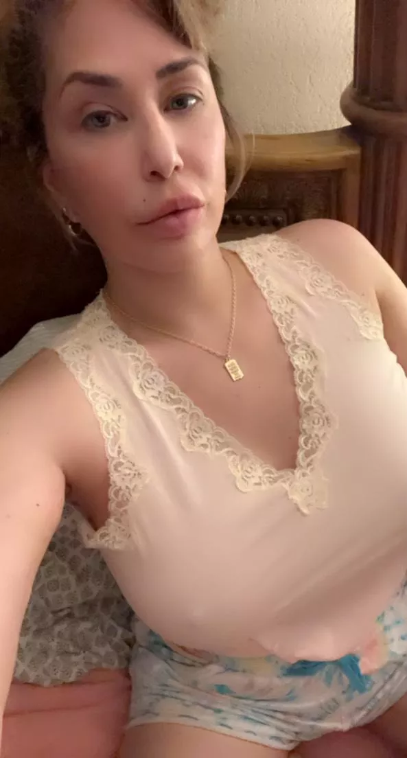 Do these 40DDDs need a bra?