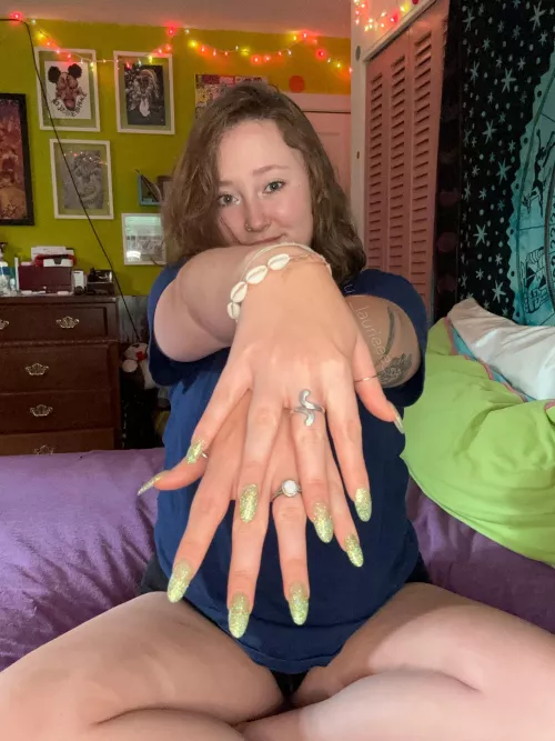 Long glittery green nails! 