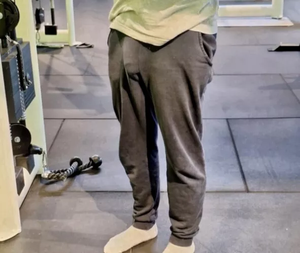 Love going commando and brushing my bulge on random strangers 😈😈