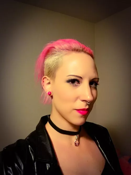 Pink hair, pink lipstick, what else?