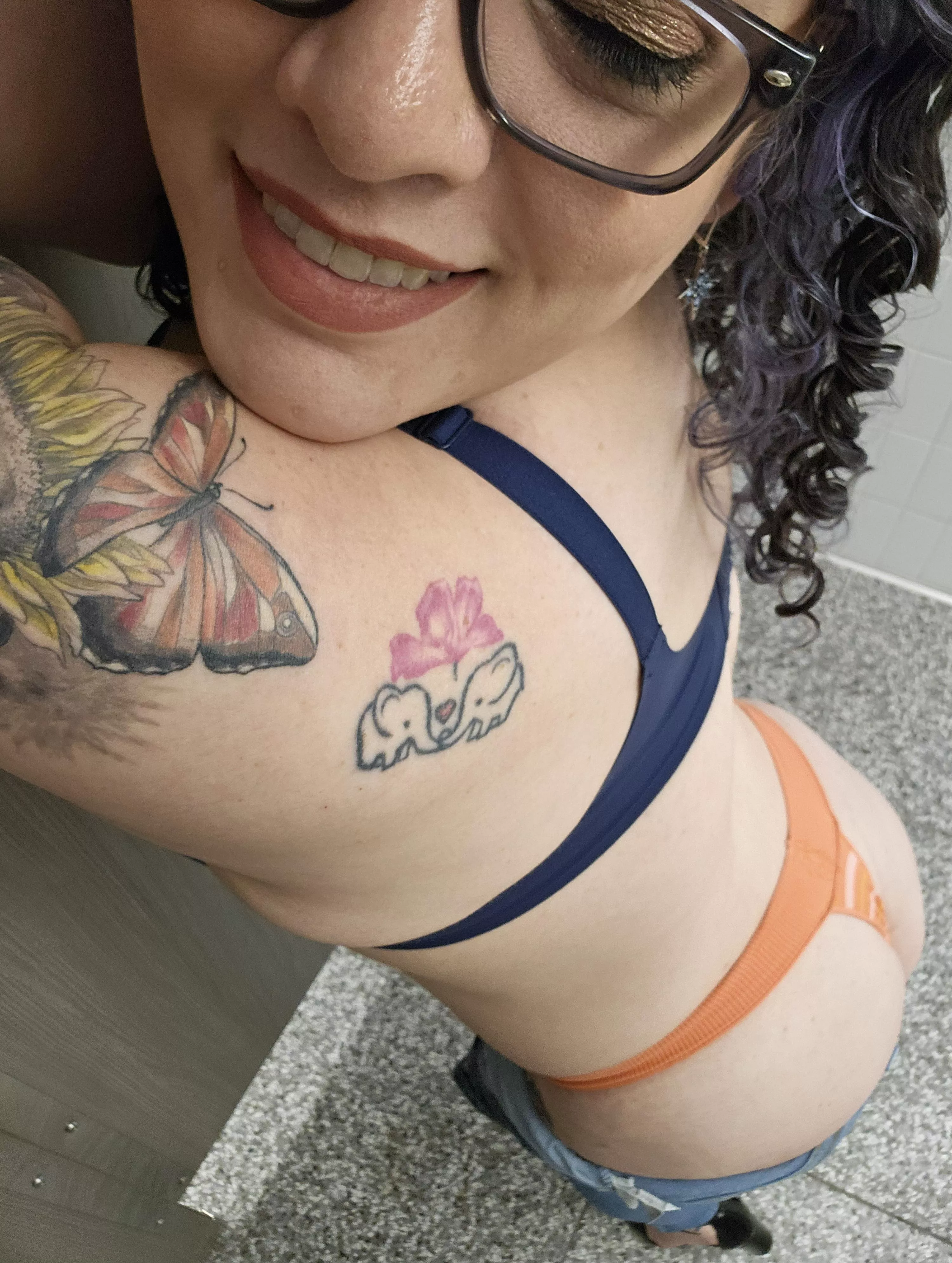 Snuck away from my desk for a minute because I mismatched my set again 🤭🍑