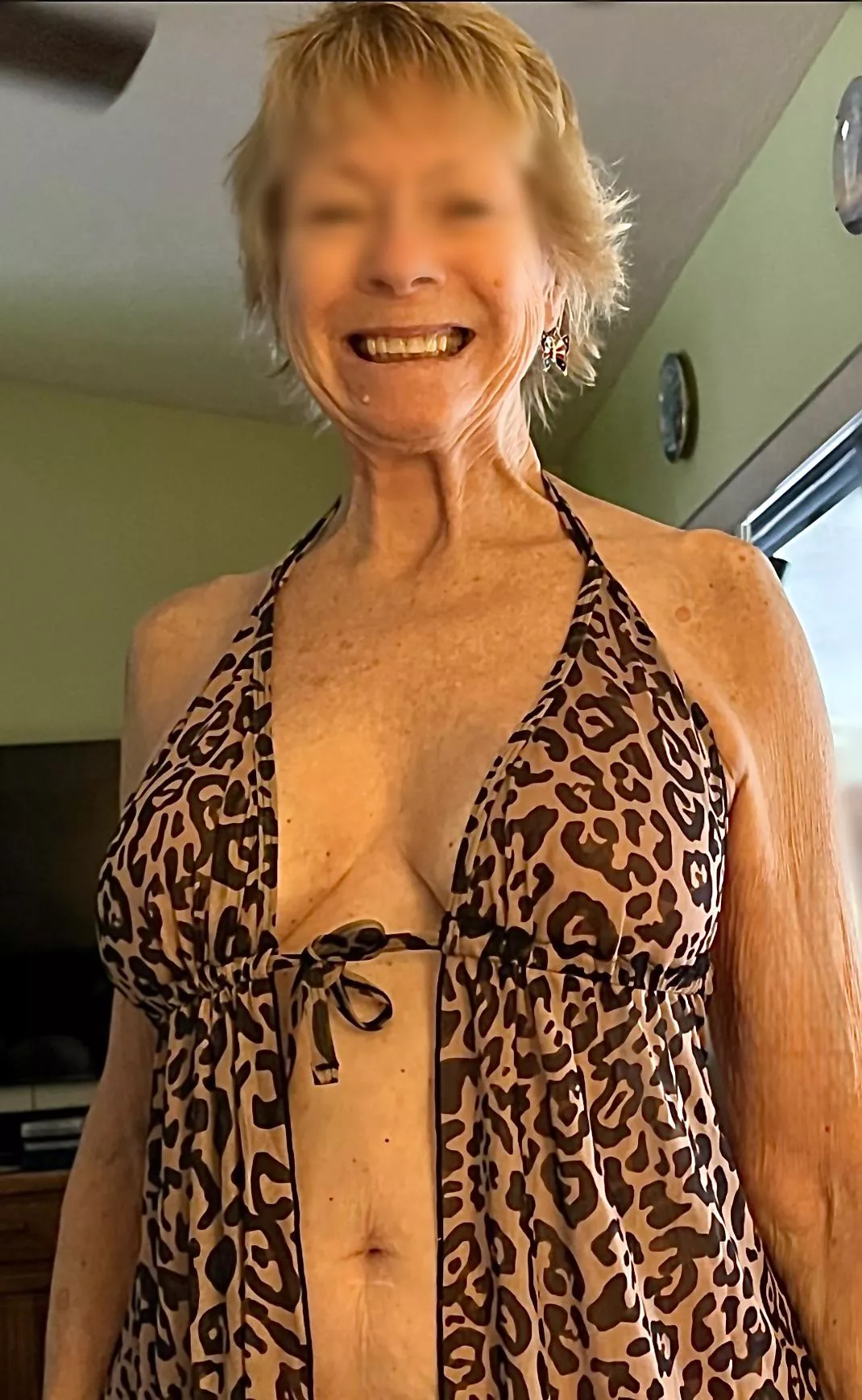 Trying out my new beach gown. Tell me what you think?(f70)