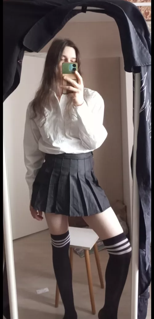 What would look better with this outfit? A choker or a tie?