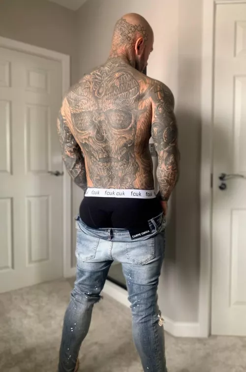 What's the longest you guys and gals sat in a chair for a tattoo session? 🖊️🩸