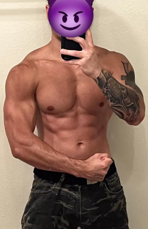 [23] Flexing in my army uniform pants 😊😎